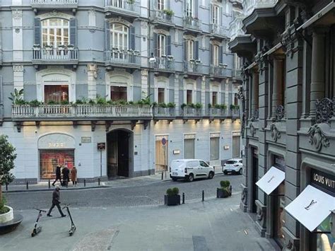 Napoli, così cambia la geografia del lusso: Gucci rilancia e sceglie 